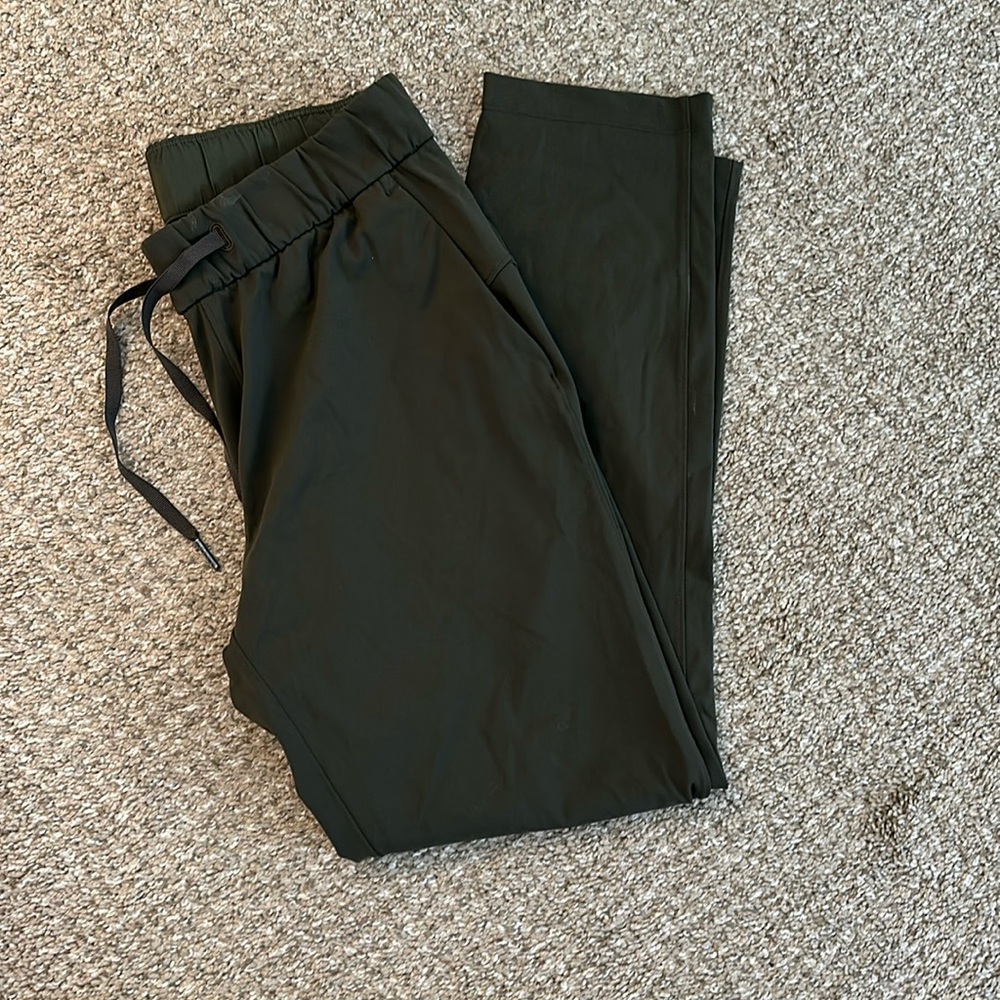 Lululemon On the Fly Pant 7/8 Length size 6 Olive green